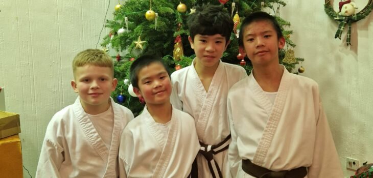 Students in front of the Christmas tree